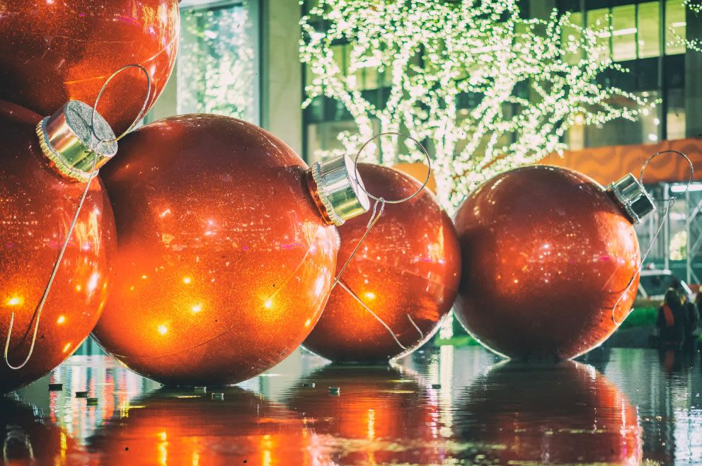 Bolas de Navidad gigantes instaladas en espacio urbano para decoración navideña exterior