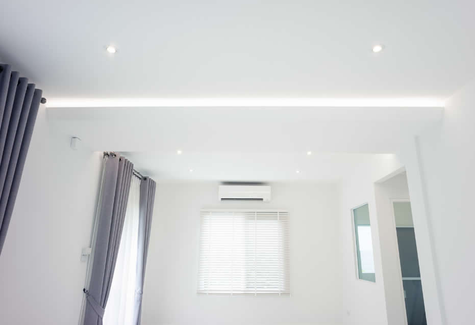 Salón moderno con iluminación profesional LED integrada en techo y espacios interiores