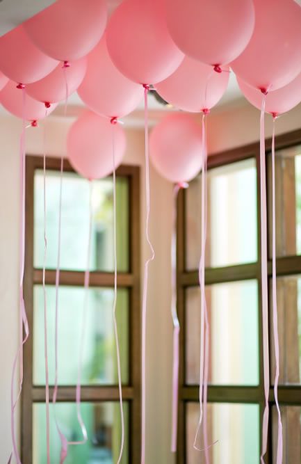 Globos rosas inflados con helio para decoración de fiestas y celebracionesestas