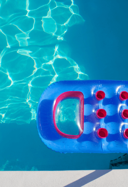Colchoneta hinchable publicitaria flotando en una piscina durante el verano y actividades de ocio al aire libre